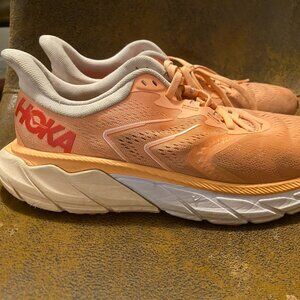Hoka Arahi 5 Size 8.5B Peach Color